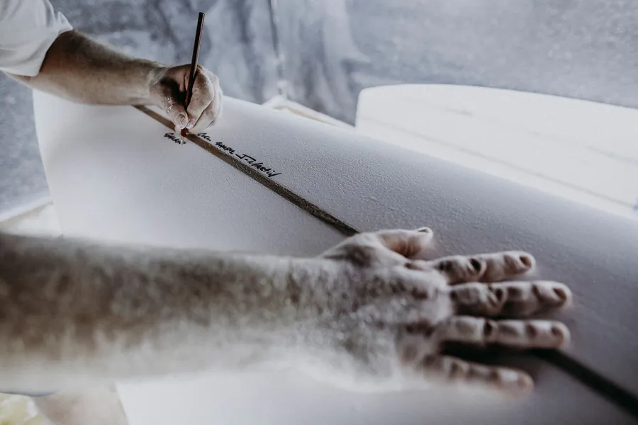 Joshua Martin signe une planche shapée à la main