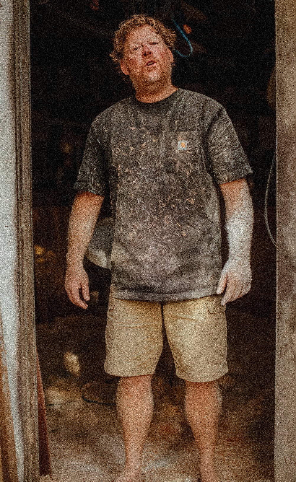 Joshua Martin couvert de poussière de shape à l’entrée de son atelier de Capistrano Beach
